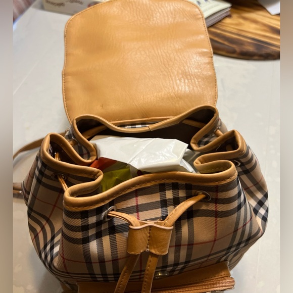 🔥 Stunning Burberry Check Backpack - Iconic Style & Luxury! 🔥 - Picture 5 of 13